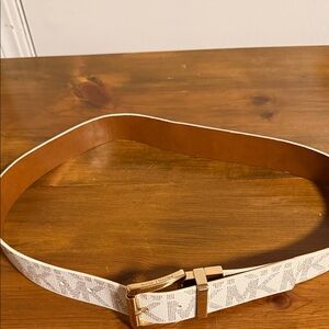 Michael Kors White & Tan Signature Logo Belt with Gold Buckle
Fits like a med